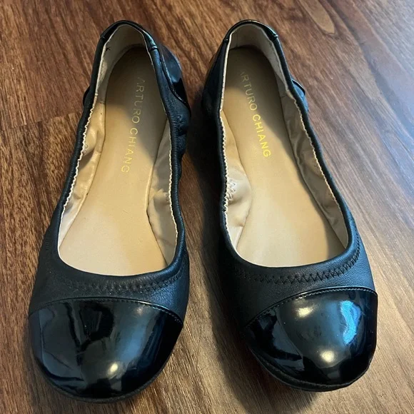 Arturo Chiang black flats. Leather upper, man made lining/sole. Size 8M/38. - Picture 4 of 4